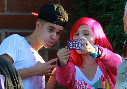 justin-bieber-at-fan-2012-justin-bieber-31988852-2000-1409.jpg