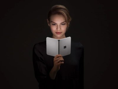 surface-duo-press-girl-dark.jpg