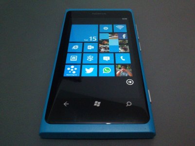 Lumia 800 Cyan - 5.jpg