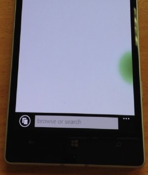 Lumia 930 - Green spot.jpg