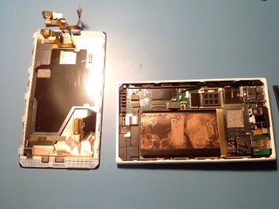 Opened Lumia 1020.jpg