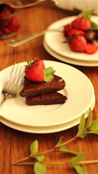 Strawberry-Chocolate-Desert-iphone-6-wallpaper-ilikewallpaper_com_200.jpg