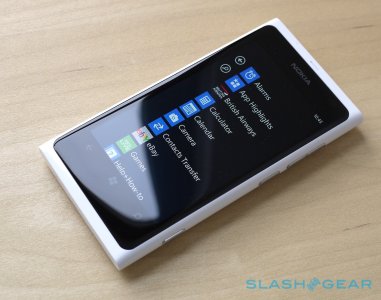 nokia_lumia_800_white_live_sg_4.jpg