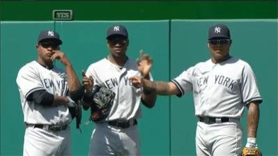 baseball-players-pointing.jpg